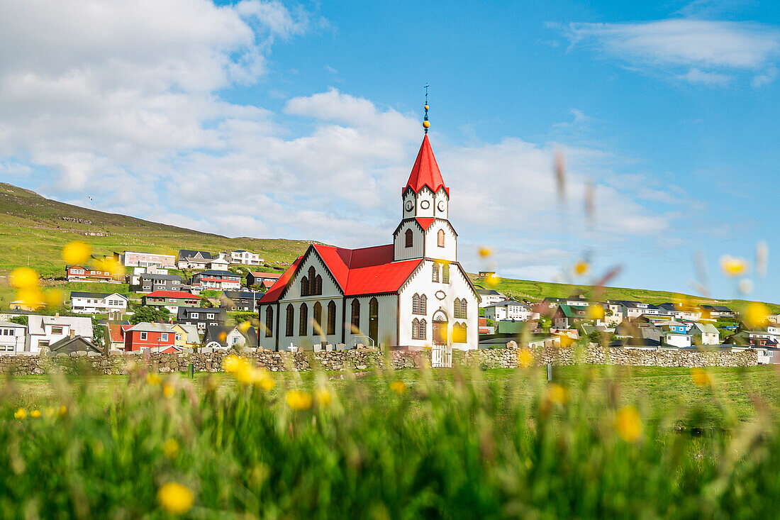 Europa, Dänemark, Färöer, Vagar, Sandavagur: die Kirche dominiert die Stadt