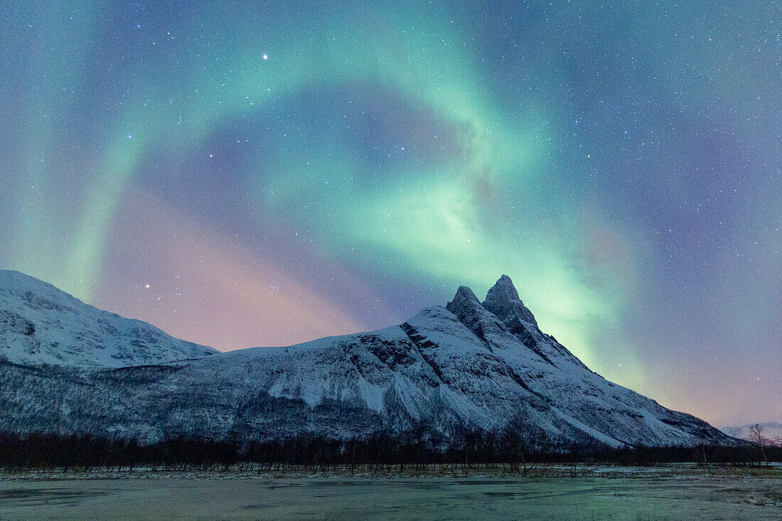 Europe, Norway, Troms: northern lights over Otertinden mountain