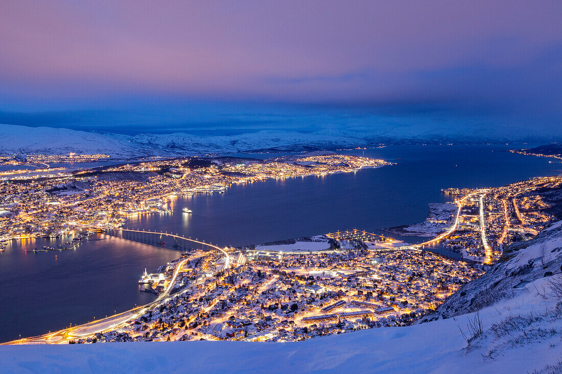 Europa, Norwegen, Finnmark, Tromso: Blick auf die Stadt von der Spitze der Seilbahn