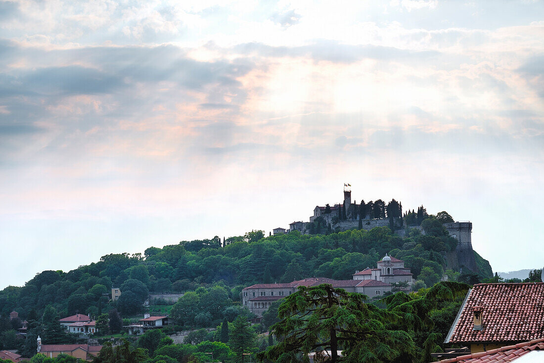 Burg von Brescia, Panorama vom Maddalena Berg; Brescia, Lombardei, Italien, Europa, Südeuropa, Norditalien