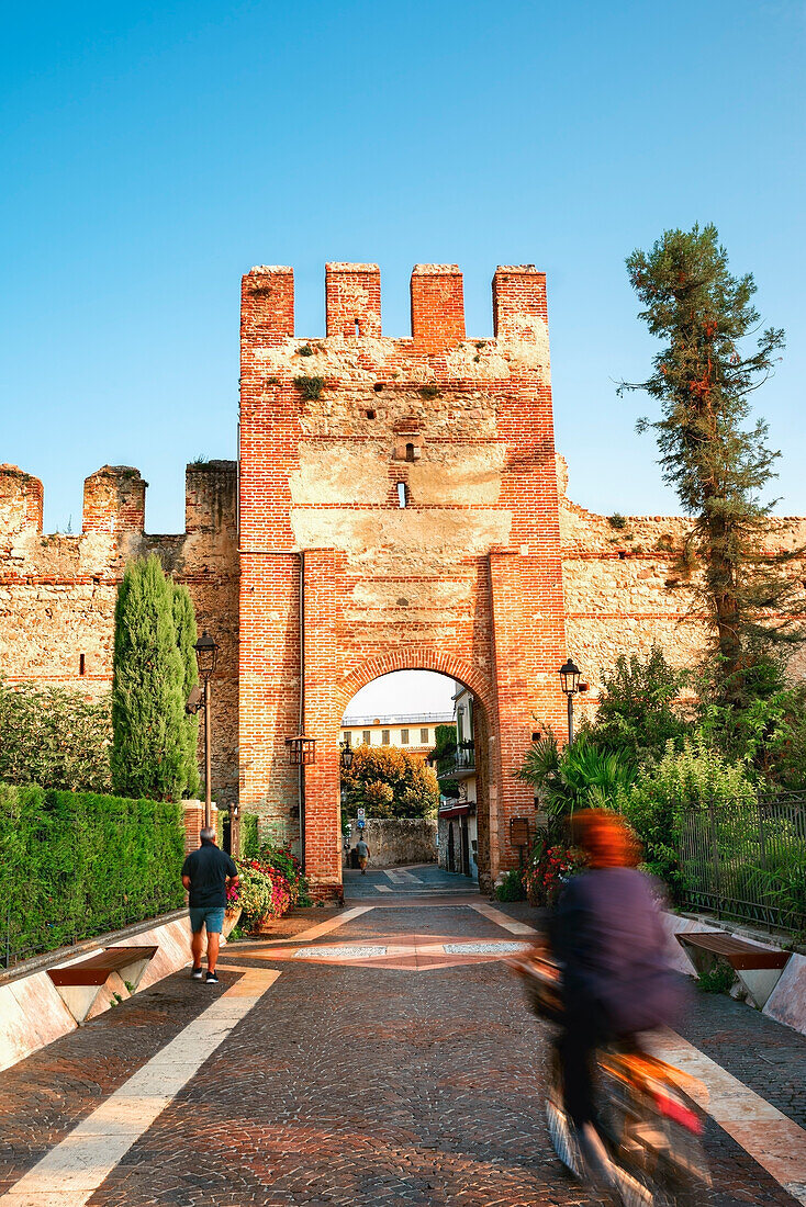 Porta S. Marco, Eingang zu Lazise del Garda mit Scaliger-Mauern und Touristen, Lazide del Garda, Lago di Garda, Venetien, Provinz Verona, Italien, Europa