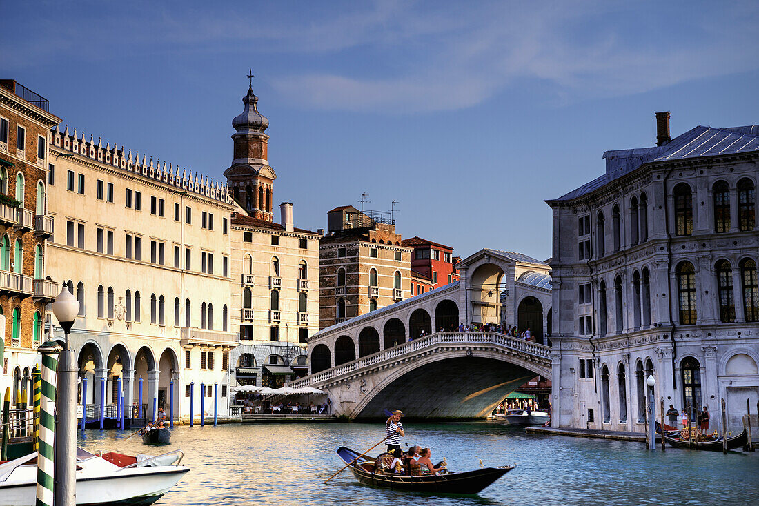 Venedig, Rialtobrücke im Sommer mit Gondel und Touristen, Venezia, Venedig, Venetien, Italien, Italien, Europa, Südeuropa