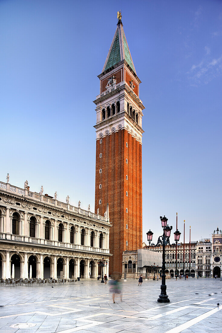Markusplatz, mit Glockenturm von S.Marco, im Sonnenaufgang mit Touristen, Venezia, Venedig, Veneto.