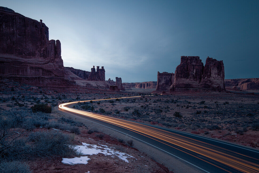 USA, Utah, Arches National Park: die Nacht kommt auf der Park Drive Road