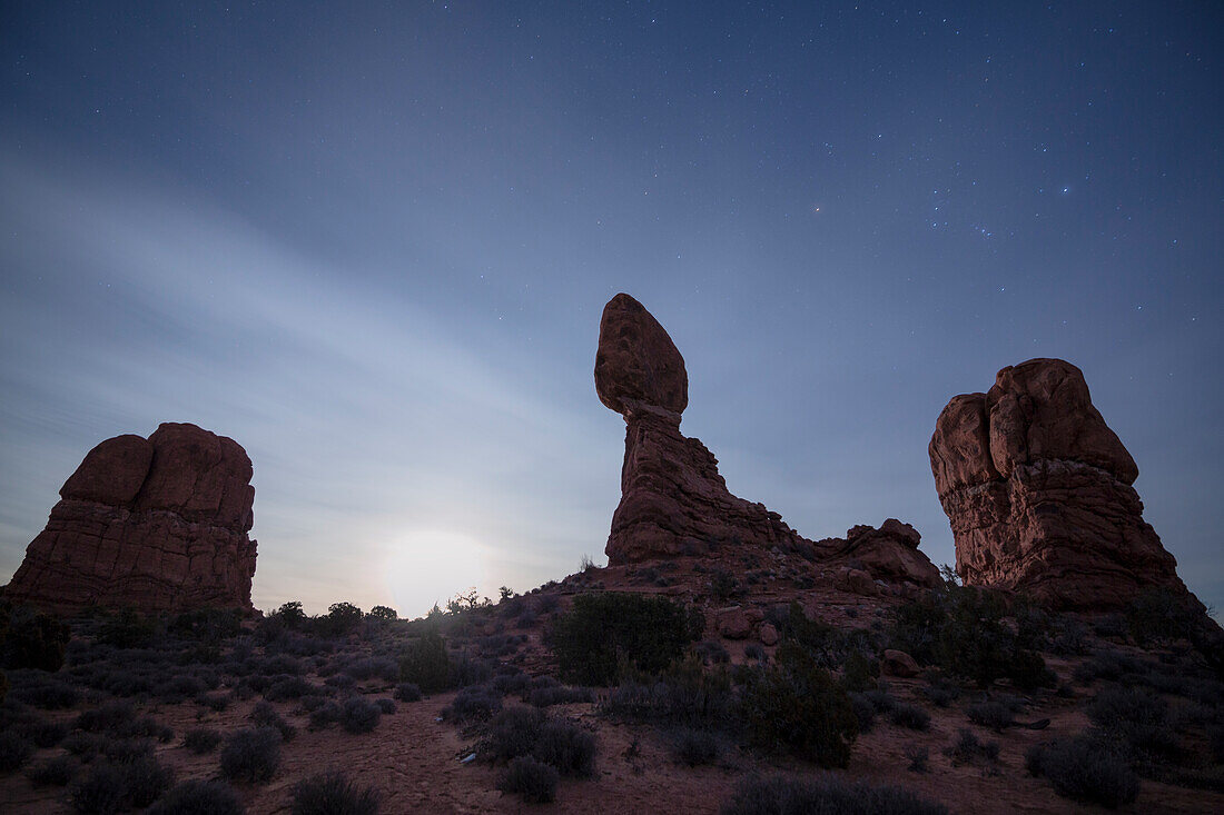 USA, Utah, Arches-Nationalpark: Orion und der Mond gehen über dem Balanced Rock auf