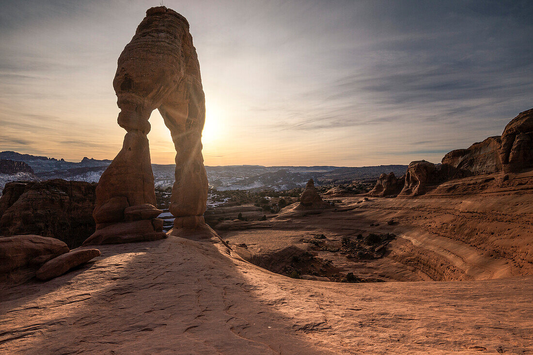 USA, Utah, Arches National Park: Sonnenuntergang über dem Delicate Arch