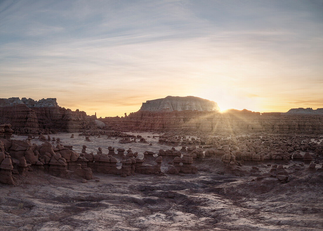 USA, Utah, Goblin Valley: ein neuer Tag bricht über die Goblins herein