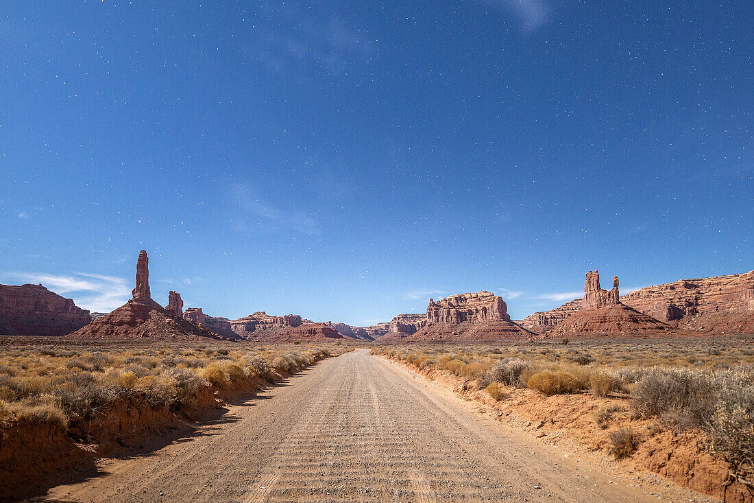 USA, Utah, Valley of the Gods: Offroad-Fahren bei Nacht im Valley of the Gods