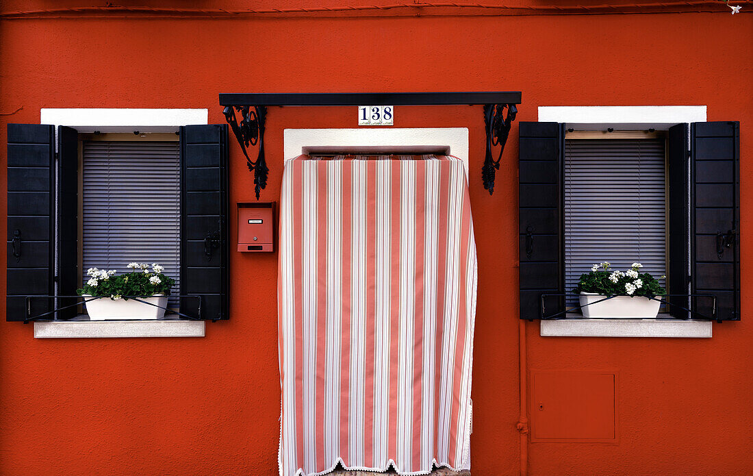 Burano, typische farbige Häuser, rotes Haus; Burano, Venedig, Venetien, Italien, Südeuropa