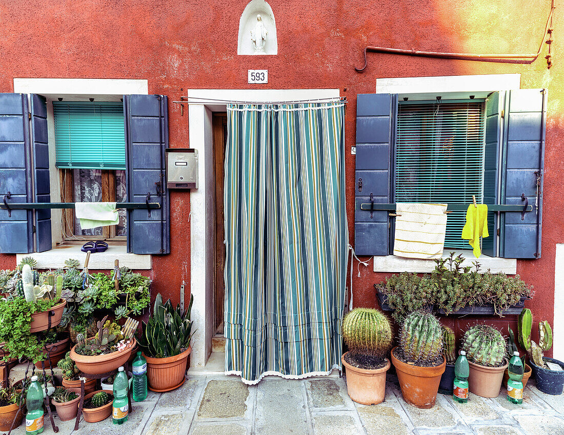 Burano, typische bunte Häuser, rotes Haus; Burano, Venedig, Venetien, Italien, Südeuropa