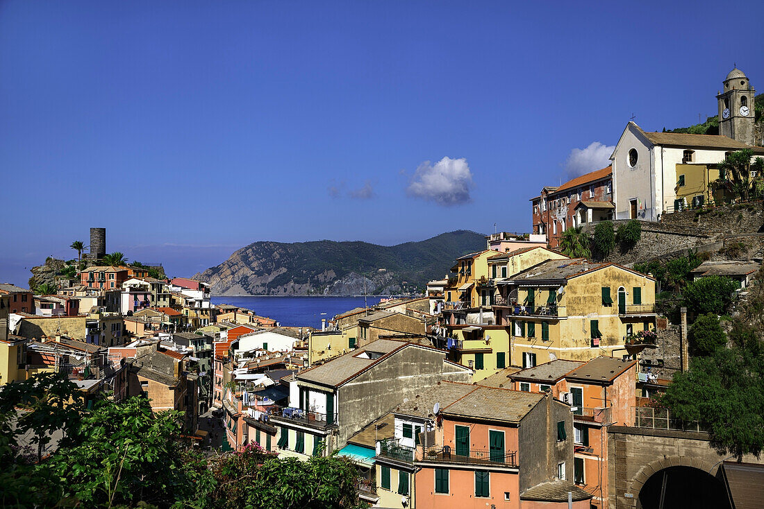 view of Vernazza, Cinque Terre, with the church of San Lorenzo, Vernazza, La Spezia, Cinque Terre, Italy, Europe, South Europe
