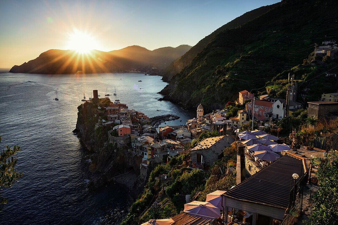 Nationalpark Cinque Terre, Blick auf Vernazza mit Sonne im Sonnenuntergang; Vernazza, Ligurien, Italien, Europa, Südeuropa, Norditalien