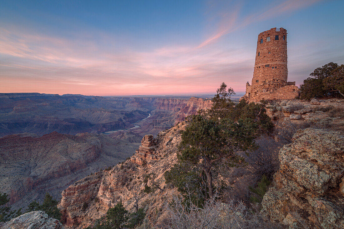 USA, Arizona, Grand Canyon National Park: der Wachturm in der Abenddämmerung