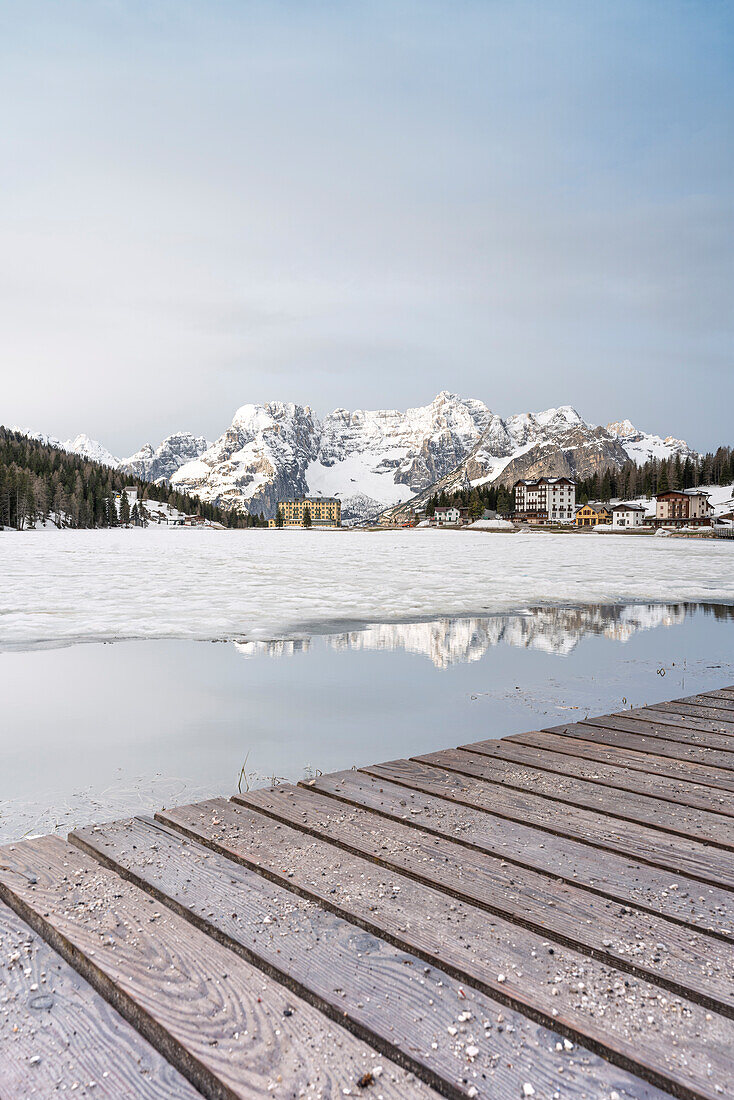 Europa, Italien, Venetien, Dolomiten: Sonnenaufgang am verschneiten und vereisten Misurina-See