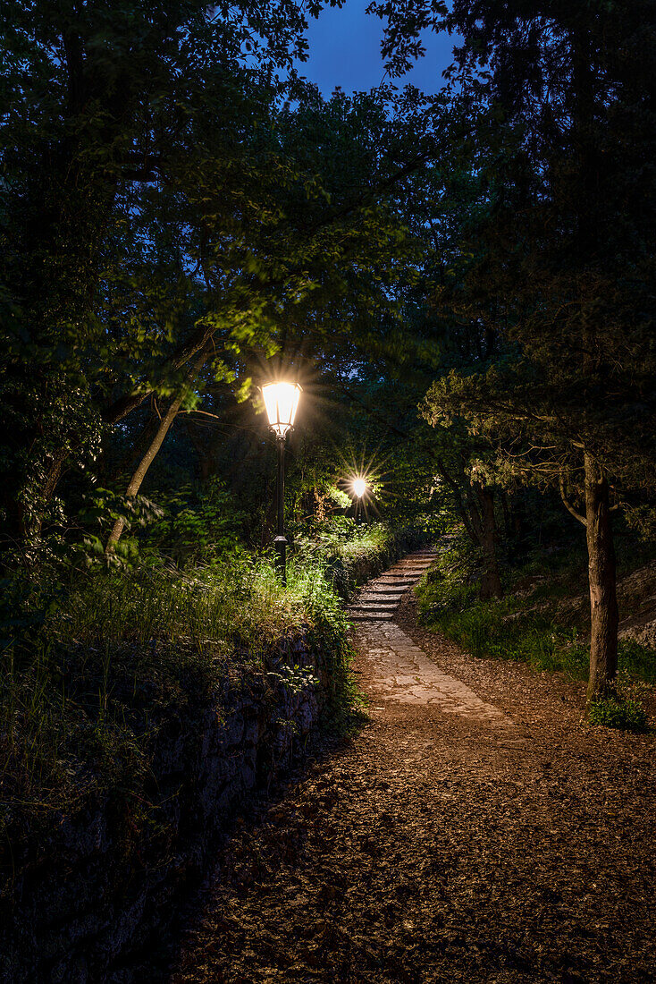 Europa, Italien, San Marino: der beleuchtete Weg bei Nacht