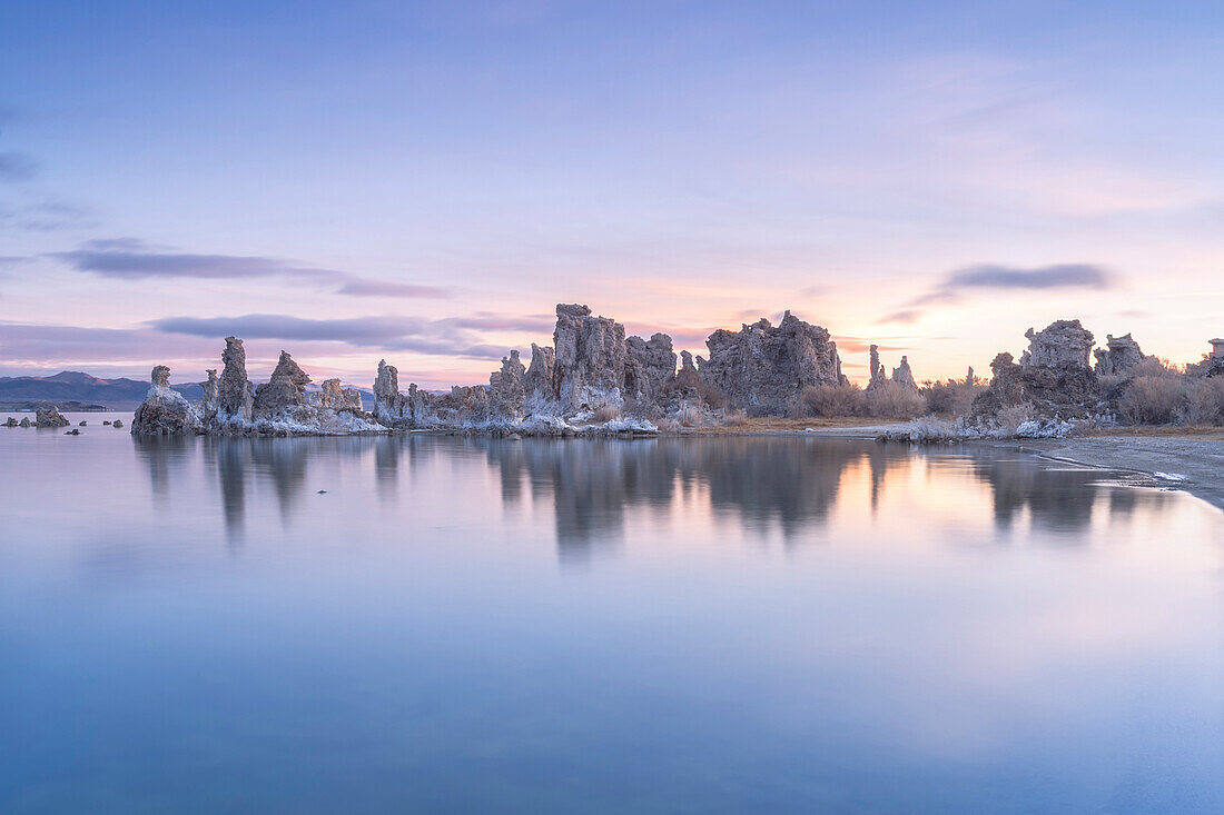 USA, Kalifornien: Sonnenaufgangsspiegelung in den Tuffsteinformationen des Mono Lake