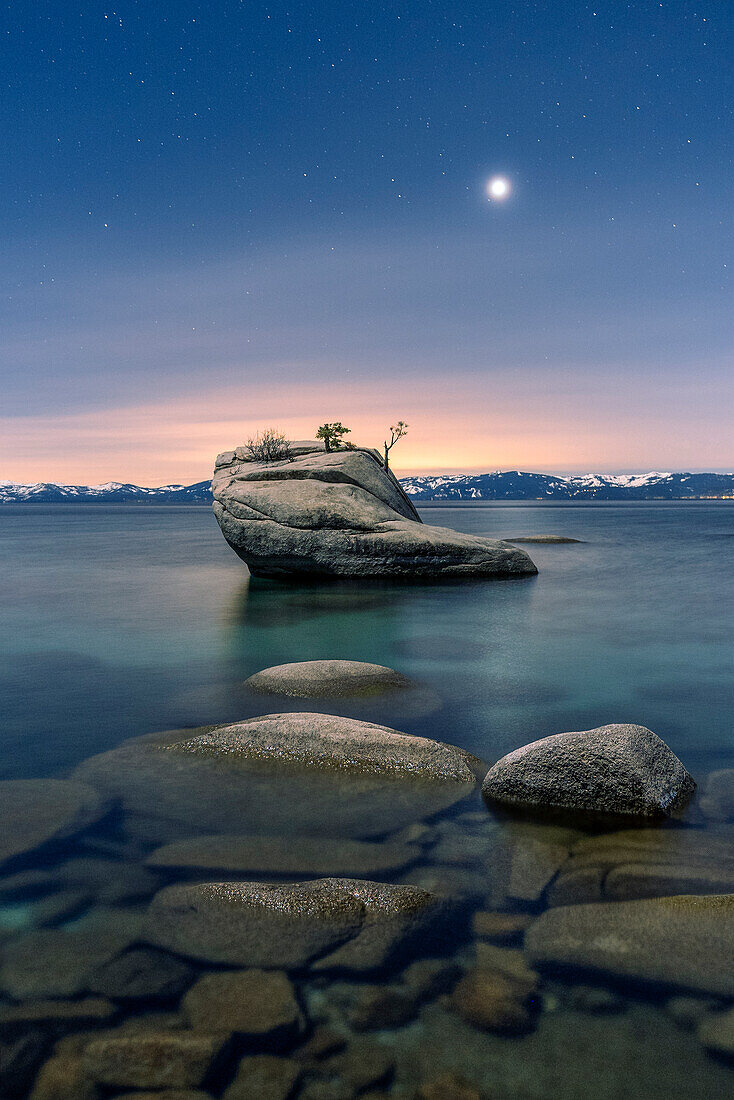 USA, Nevada, Lake Tahoe: Mondaufgang über dem Bonsai Rock