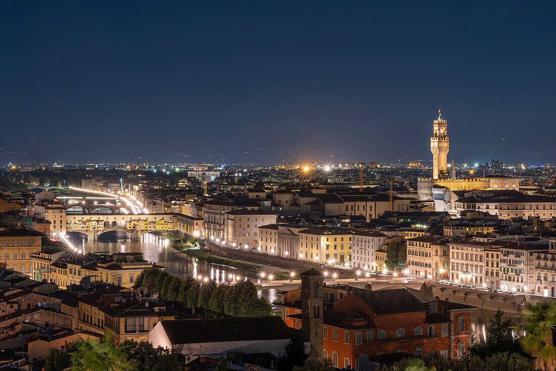 Europa, Italien, Florenz: Das historische Zentrum bei Nacht vom Michelangelo-Platz aus