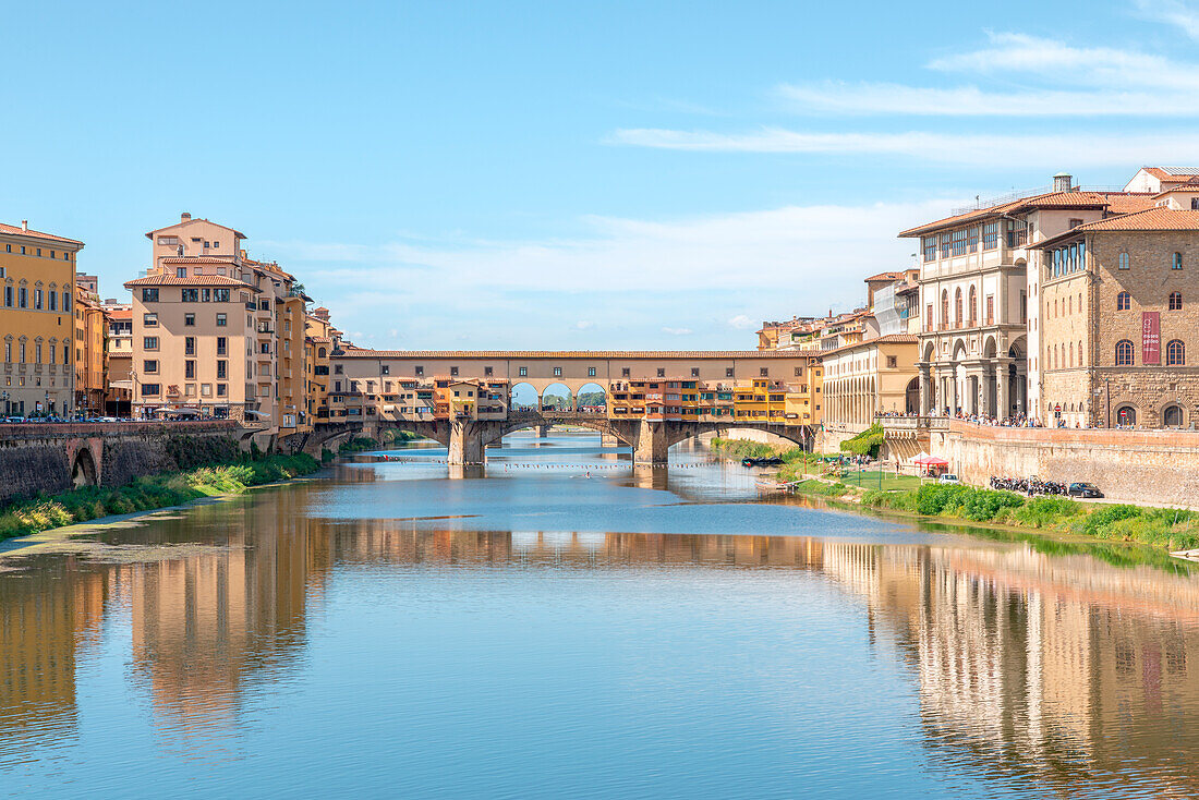 Europa, Italien, Florenz: klassische Postkarten von der Ponte Vecchio, die sich im Arno spiegelt