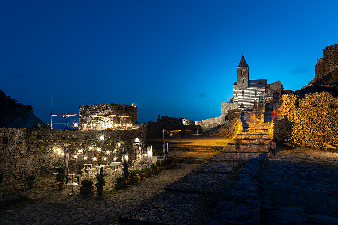 Europa, Italien, Ligurien: die berühmte Kirche San Pietro in Portovenere bei Nacht