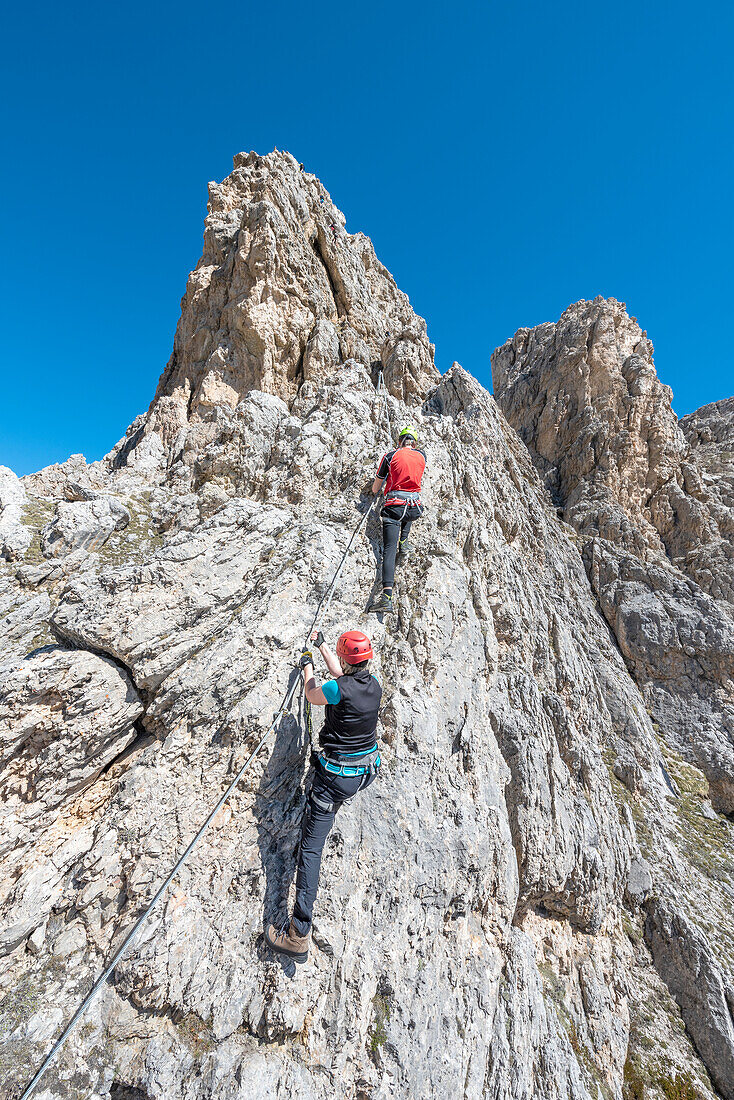 Cir, Dolomiten, Südtirol, Italien. Kletterer auf dem Klettersteig des Cir V