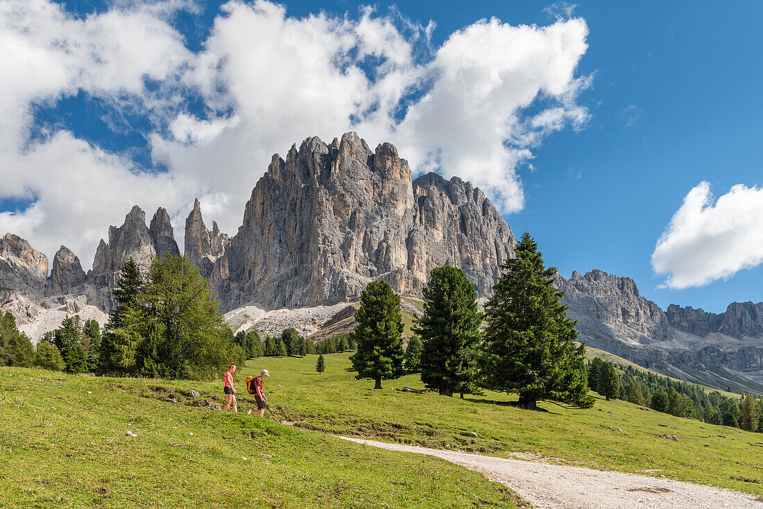 Tiers / Tiers, Tiers-Tal, Provinz Bozen, Dolomiten, Südtirol, Italien. Wanderer auf dem Wanderweg zur Haniger Hütte.