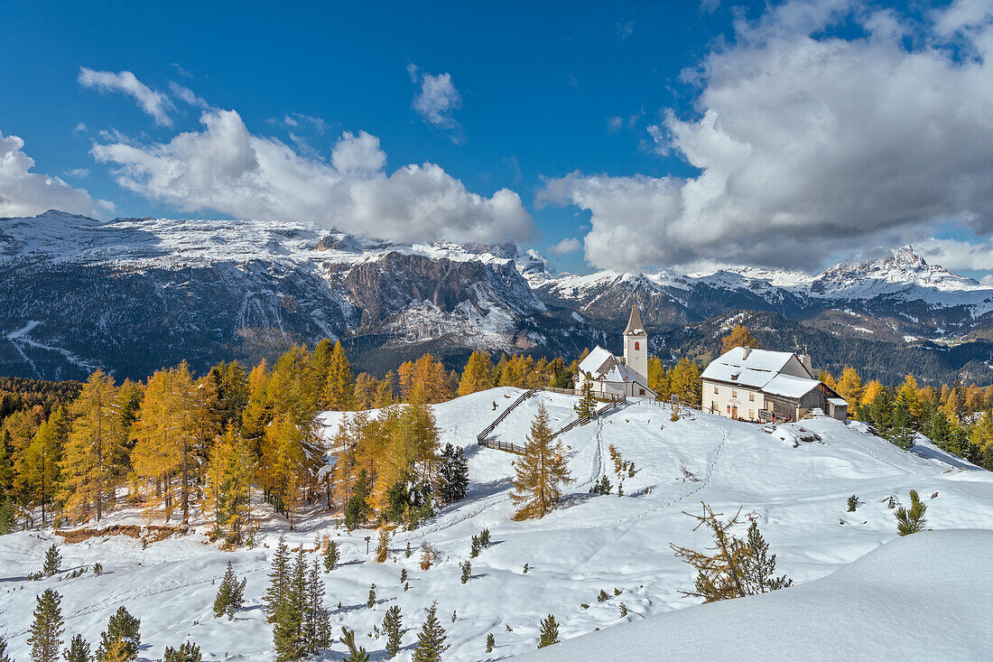 Alta Badia, Provinz Bozen, Südtirol, Italien, Europa. Die Wallfahrtskirche La Crusc