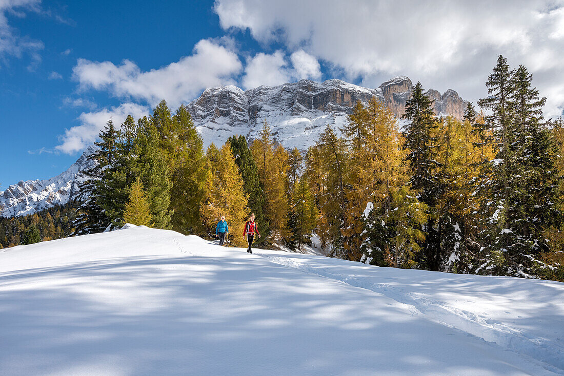 Alta Badia, Provinz Bozen, Südtirol, Italien, Europa. Wanderer auf den Armentara-Wiesen, oberhalb der Berge des Neuner-, Zehner- und Heiligkreuzkofels