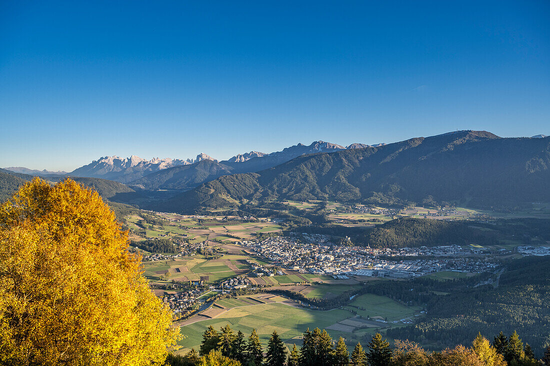 Pfalzen/Falzes, Provinz Bozen, Südtirol, Italien. Blick vom Bergdorf Kofler am Kofl auf die Stadt Bruneck