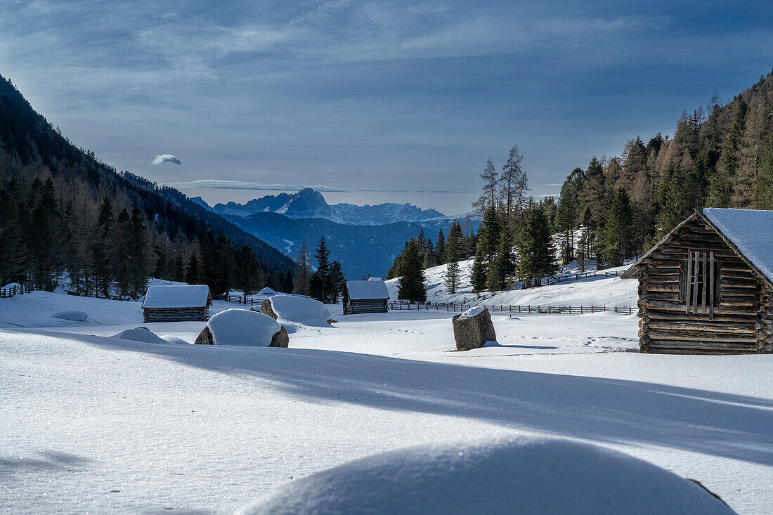 Percha / Perca, Provinz Bozen, Südtirol, Italien, Europa. Scheunen im Tal von Oberwielenbach
