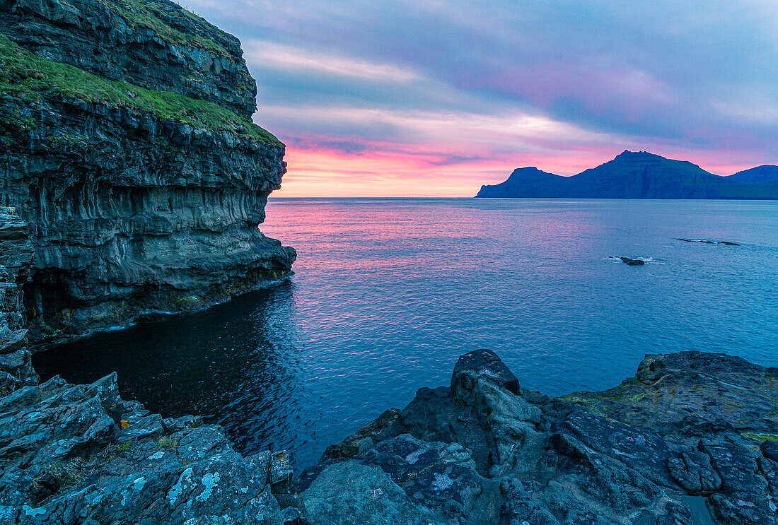 Europa, Dänemark, Färöer Inseln, Eystoroy, Gjogv: Sonnenaufgang an der Küste