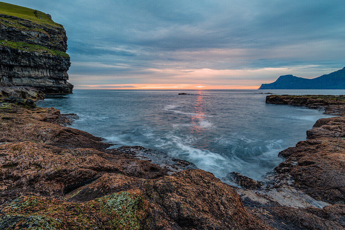 Europa, Dänemark, Färöer Inseln, Eystoroy, Gjogv: Sonnenaufgang an der Küste