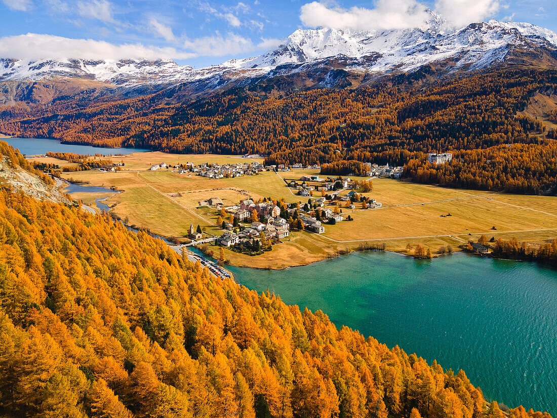 Luftaufnahme in Engadina, Kanton Graubünden, Schweiz, Europa.