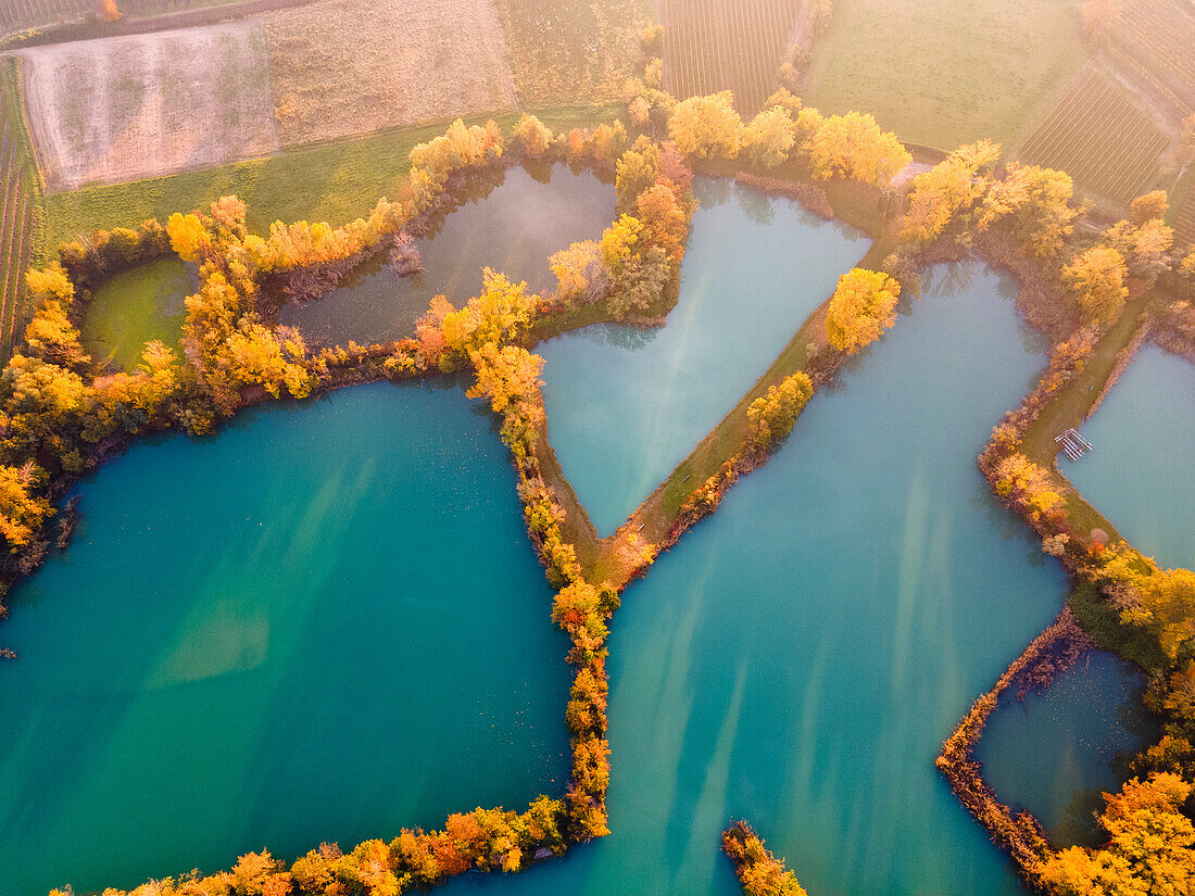 Sonnenuntergang über Franciacorta und dem Naturschutzgebiet Torbiere del Sebino, Provinz Brescia in Italien, Lombardei, Europa.