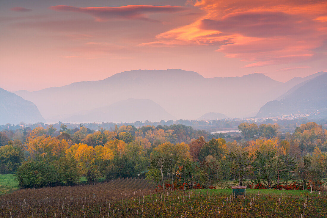 Sonnenuntergang über Franciacorta und dem Naturschutzgebiet Torbiere del Sebino, Provinz Brescia in Italien, Lombardei, Europa.