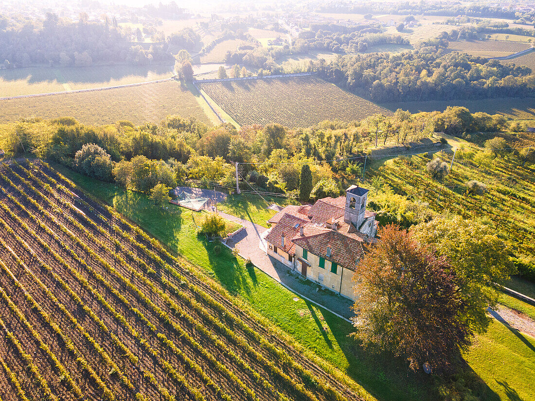 Luftaufnahme von Franciacorta im Herbst, Provinz Brescia, Region Lombardei, Italien.