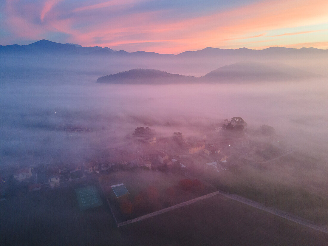 Luftaufnahme von Franciacorta während eines Sonnenaufgangs, Provinz Lombardei, Bezirk Brescia, Italien, Europa.