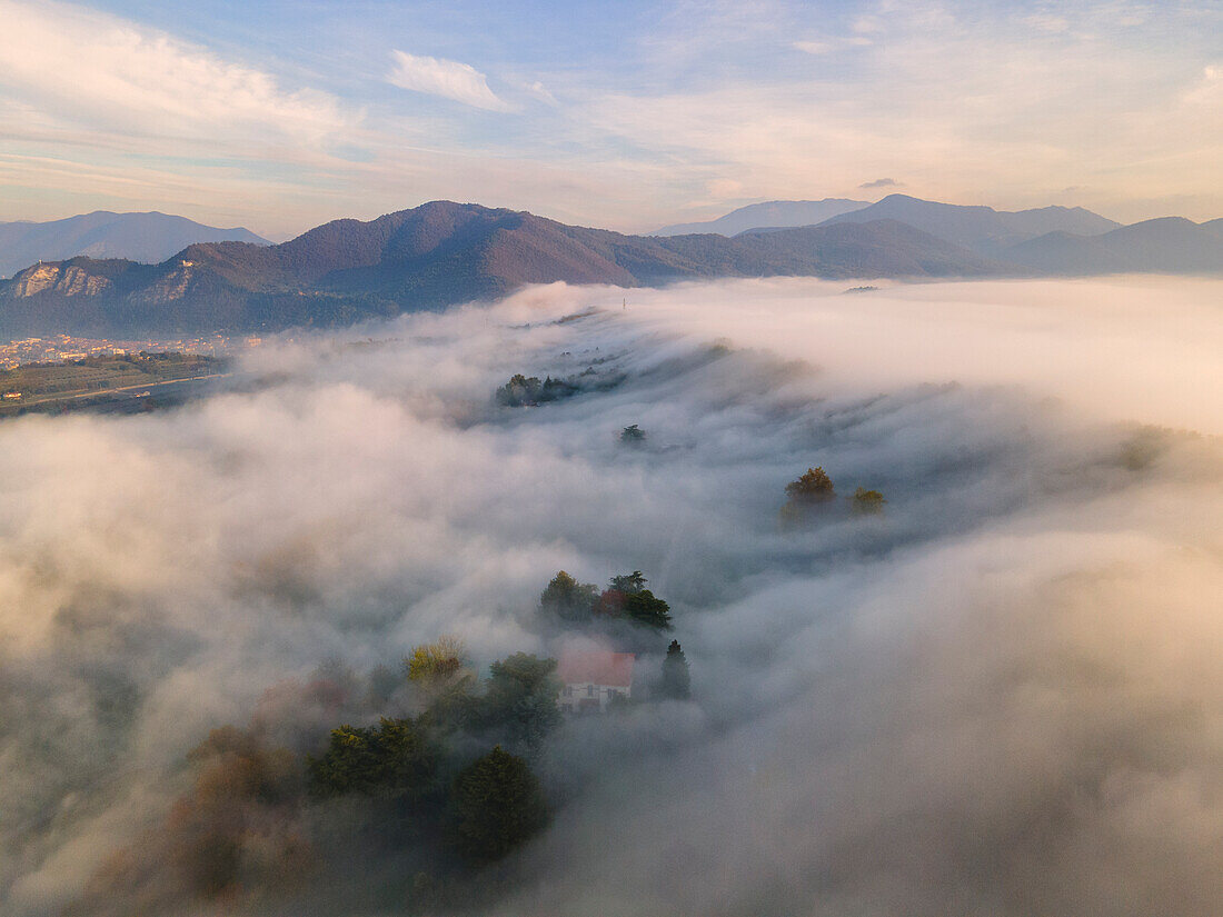 Luftaufnahme von Franciacorta, Provinz Lombardei, Bezirk Brescia, Italien, Europa.