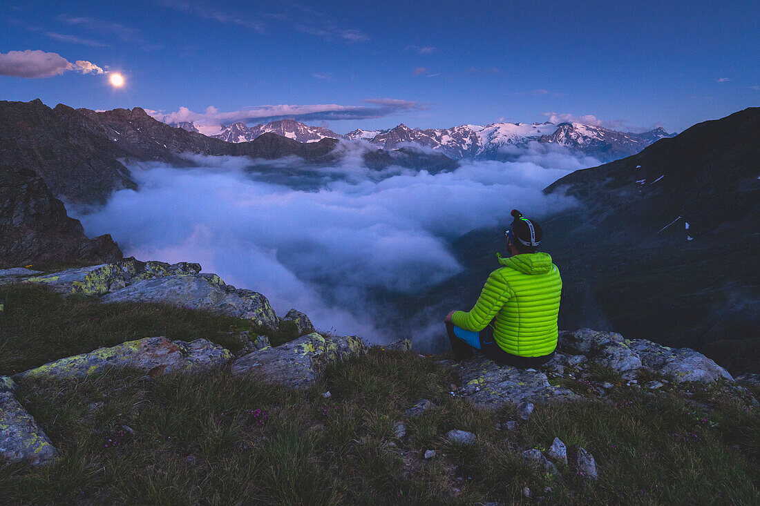 Sonnenuntergang im Hochtal, Vallecamonica in der Provinz Brescia, Lombardei, Italien, Europa.