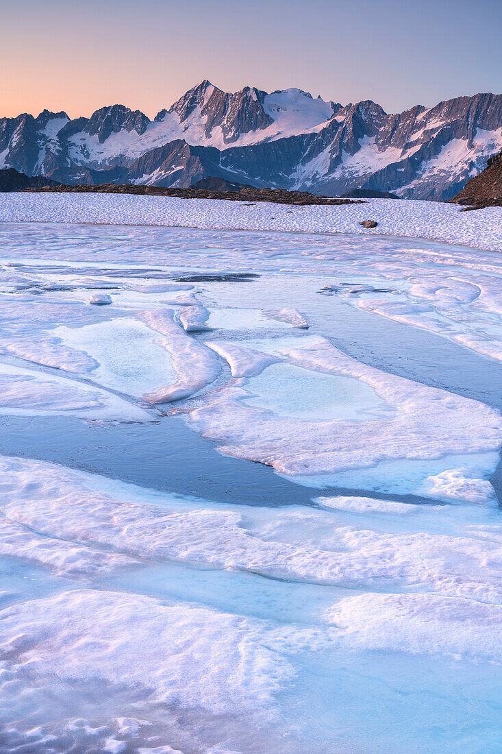 Caione-See in der Morgendämmerung, Stilfserjoch-Nationalpark, Provinz Brescia, Lombardei, Italien, Europa.