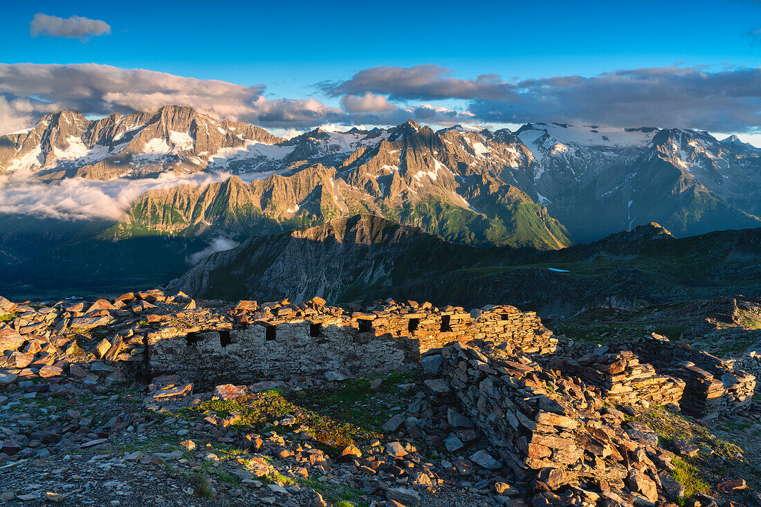 Presanella Gruppe bei Sonnenuntergang Blick von Cima Casaiole in Stelvio Nationalpark, Brescia Provinz, Lombardei, Italien, Europa.