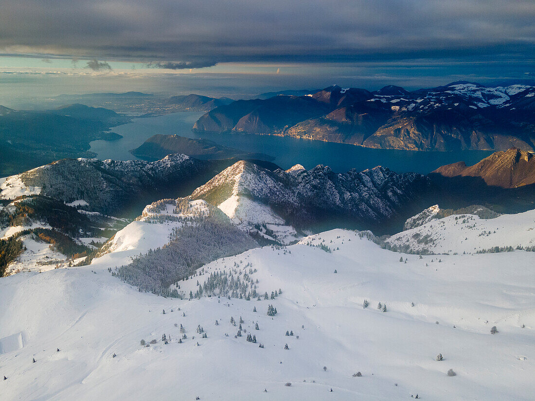 Sonnenaufgang in Brescia prealpi, Provinz Brescia, Region Lombardei, Italien.