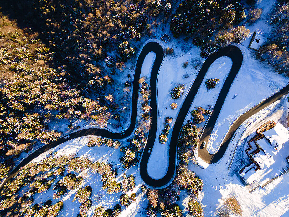 Luftaufnahme von der Presolanapass-Straße in der Provinz Bergamo, Lombardei, Italien, Europa.