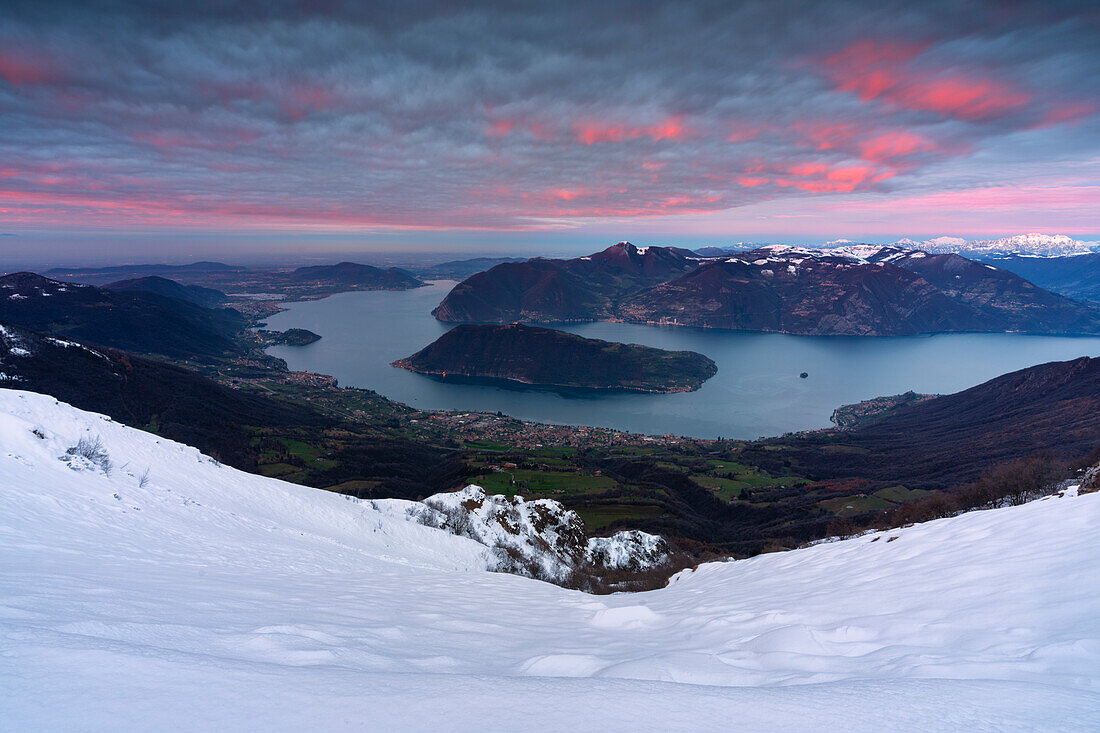 Sonnenaufgang Blick von Punta Almana in Iseo See, Provinz Brescia, Lombardei Bezirk, Italien, Europa.