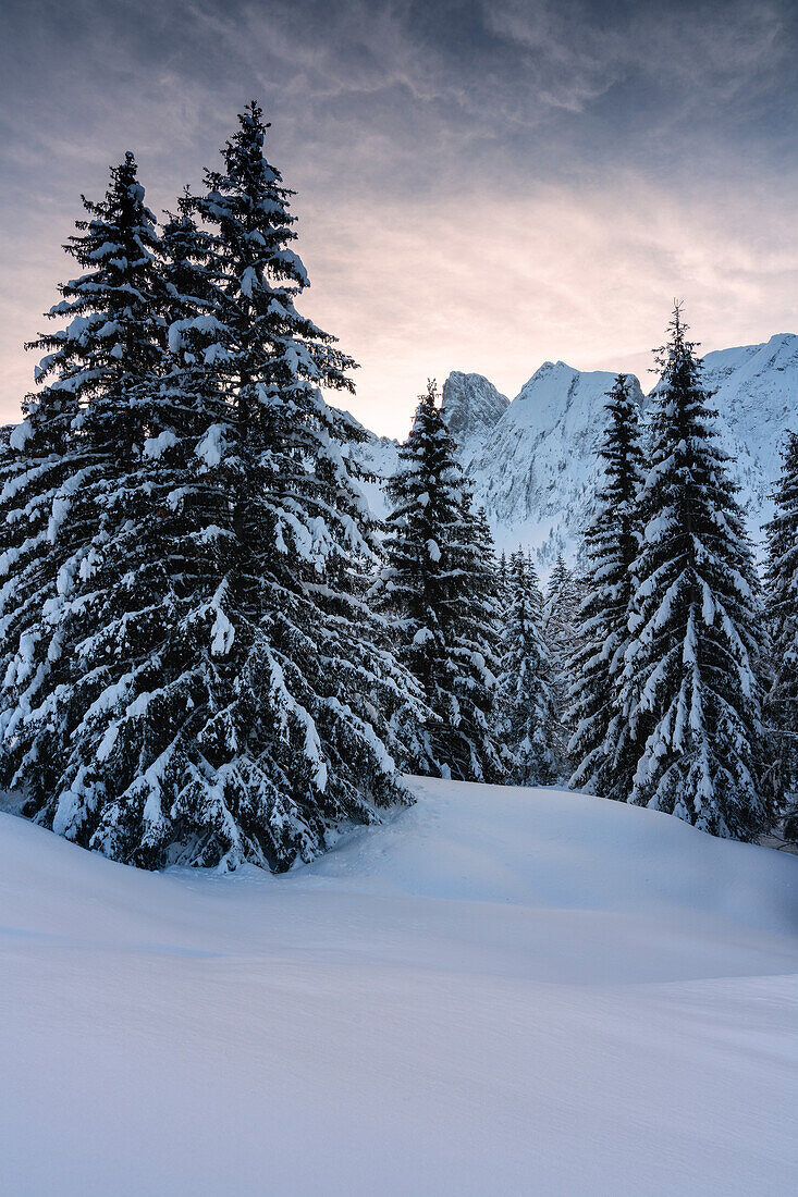 Sonnenaufgang in Schilpario, Seriana-Tal in der Provinz Bergamo, Lombardei, Italien, Europa.