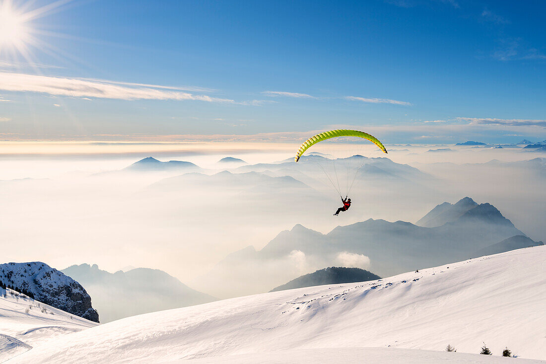 Gleitschirmfliegen in Brescia prealpi in der Wintersaison, Provinz Brescia, Lombardei, Italien, Europa.