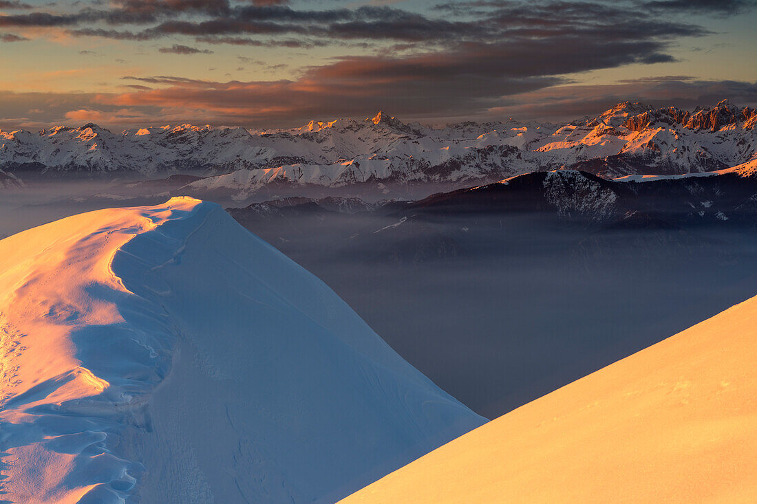 Sonnenuntergang auf dem Monte Guglielmo, Brescia prealpi in der Provinz Brescia, Region Lombardei, Italien, Europa.