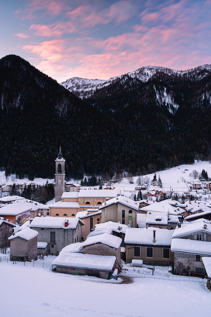 Sonnenaufgang im Dorf Schilpario in der Provinz Bergamo, Orobie-Alpen in der Lombardei, Italien, Europa.
