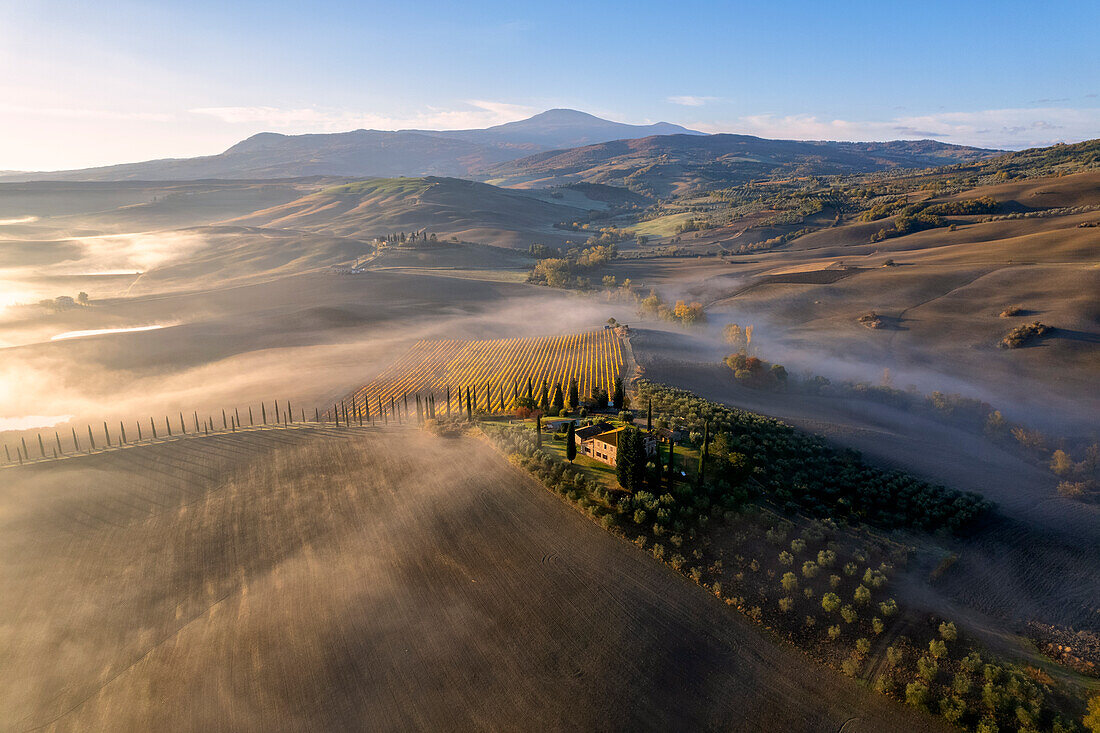 Bauernhaus im Orcia-Tal Luftaufnahme am Morgen, Provinz Siena in der Toskana, Italien.