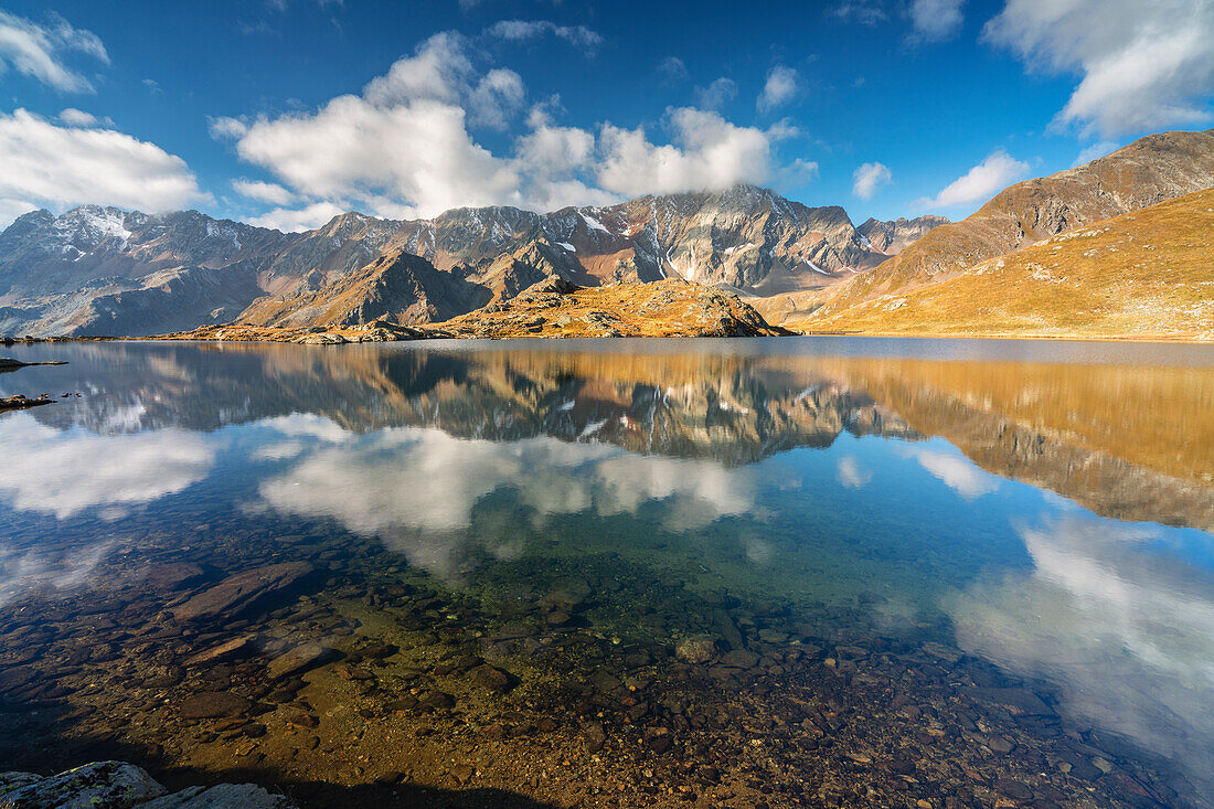 Schwarzer See am Gaviapass am Morgen, Provinz Brescia in der Lombardei, Italien.